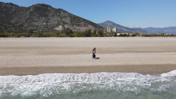 Drone Vista Casal Andando Mãos Dadas Praia Data Casal Amoroso — Vídeo de Stock