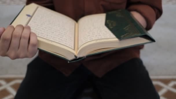 Открой Коран Своей Руке Начни Читать Переверни Страницы Корана Которые — стоковое видео