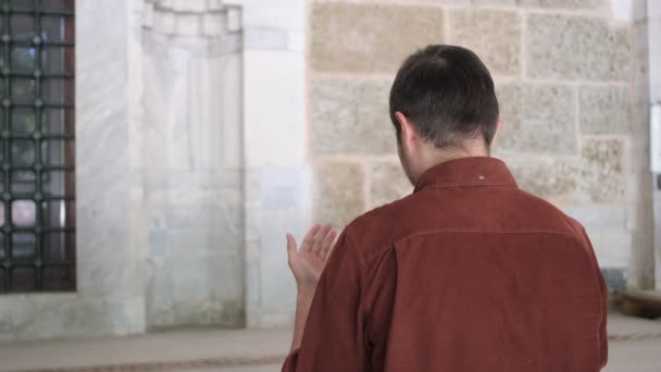 Joven Musulmán Orando Dios Con Las Manos Abiertas Las Palmas — Vídeos de Stock