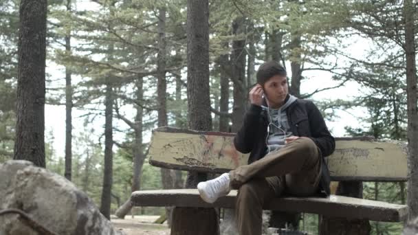 Młody Człowiek Siedzi Relaksuje Się Zielonej Ławce Leśnej Widok Człowieka — Wideo stockowe