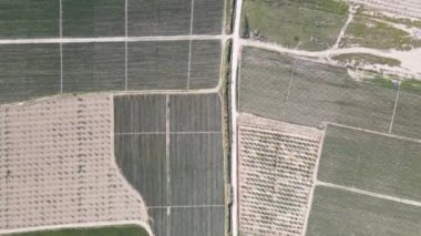 Geniş ovalardaki yeşil alanlar, farklı renklerde ekilmiş arazilerin drone görüntüsü, kırsal alanların havadan görünüşü, seraların ve tarım arazilerinin drone görüntüleri.