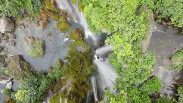 Aeria Grüner Natürlicher Wasserfall Luftaufnahme Des Quellwasserfalls Wasserfall Der Durch — Stockvideo