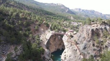 Uçan dağ şelalesi yatağı, dağın eteğindeki ünlü Yerkopru şelalesi manzarası, yeşil ormandaki Yerkopru şelalesi alanı, kanyon vadisinin hava aracı manzarası.