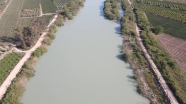 Göksu nehir drone manzarası, nehir kenarındaki bahçeler ve tarlalar, Türkiye 'de yeşil bitkilerin insansız hava aracı tarafından vurulduğu alüvyon deltası