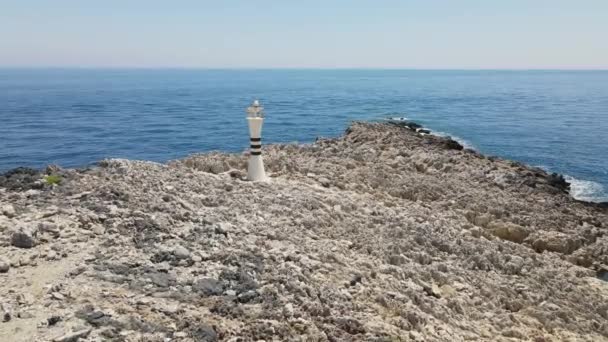 Lighthouse Tower Perched Shore Blue Sea Aerial Blue Sea Lighthouse — Αρχείο Βίντεο