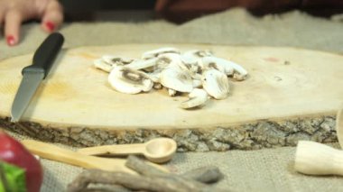 Jülyen doğranmış mantar ve biberin yavaş çekim görüntüsü, ahşap servis tabağında sebzelerin tematik görüntüsü, sebze yemeği hazırlama