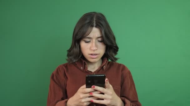 Telefonda Gördüklerine Kızan Kızın Görüntüsü Telefondan Kötü Haberler Alan Kızın — Stok video