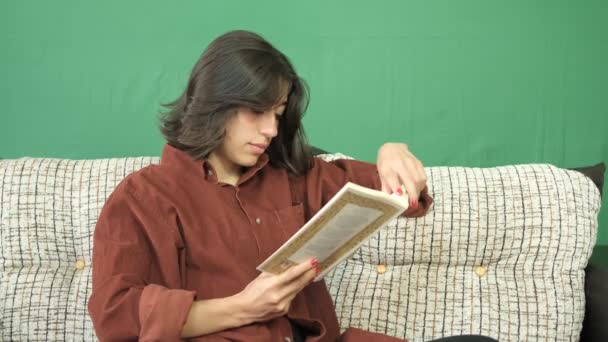 Image Girl Reading Book Sofa Girl Examining Storybook Hand Facial — Vídeo de stock