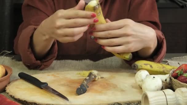 Tahta Kesme Tahtasında Sarı Muz Soyan Meyve Hazırlamak Için Muz — Stok video