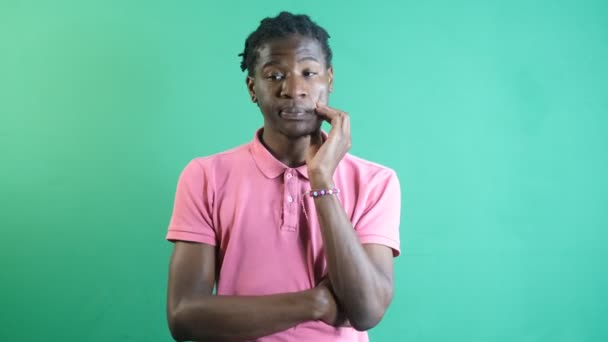 Siyah Erkek Görüntüsü Elini Kafasına Koyuyor Mankenler Yalnız Düşünme Hareketleri — Stok video