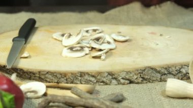 Dilimlenmiş mantarların servis tabağına düşüşünün yavaş çekim görüntüsü, doğranmış sebzelerin görüntüsü, taze ve sağlıklı sebzeler.