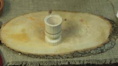 Ahşap sunum tahtasına düşen ardıç tohumları, doğal ürünler tematik görüntü, havadan yavaş çekimde düşen ardıç tohumları.