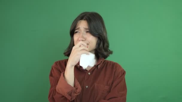 Mendille Ağlayan Genç Bir Kız Resmi Üzgün Bir Ifadeyle Ağlayan — Stok video