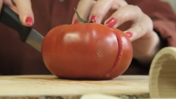 Close Image Chopping Red Tomato Knife Cutting Big Red Tomato — Αρχείο Βίντεο