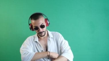 Erkeklerin çılgın hareketleri, gözlüklerle, duygularla ve yeşil ekranın önünde modelin yüz ifadeleriyle dans eden havalı adam.