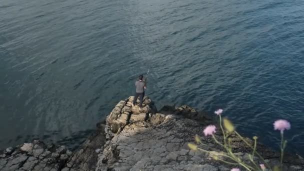 Image Man Fishing Cliffs Sea Man Black Shirt Using Fishing — Wideo stockowe