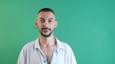 Kazanan erkeğin yüz ifadesi, yumruklar yap ve mutlu ol, başarılı bir ikon göster, genç adam zafer simgesi yapıyor.