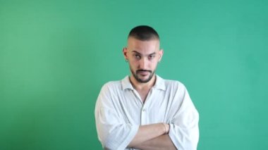 Umrumda değil, omuzlarını sallayan yüz ifadesi, bilmiyorum, yeşil ekranın önündeki modelin duyguları ve yüz ifadeleri.