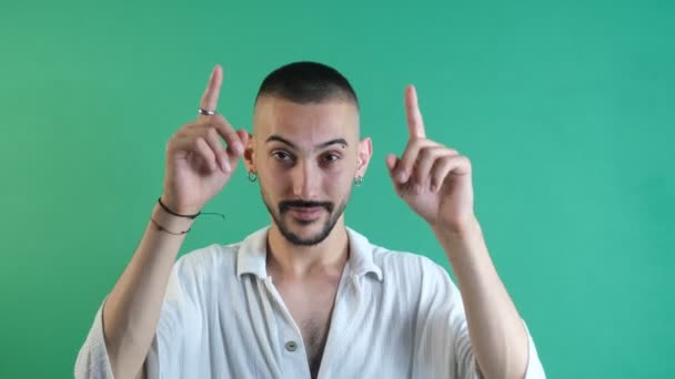 Man Pointing Two Fingers Man Showing Both Hands Facial Expressions — Vídeo de stock