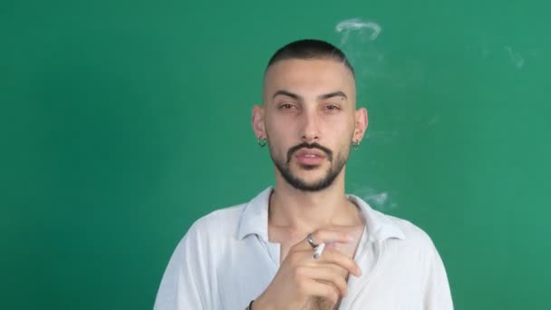 Куріння Людини Вирази Обличчя Зображення Чоловіка Білій Сорочці Куріння Сигарети — стокове відео