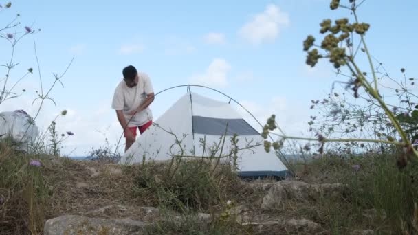 Camper Dismantling Tent Man White Shirt Dismantling His Tent Image — Video Stock