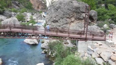 Nehir kenarına inşa edilen köprünün manzarası, turistik Yerkopru şelalesinin üzerindeki asma köprü, manzarayı izleme yolu.