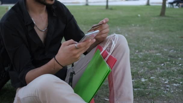 Make Digital Purchases Shopping Phone While Sitting Park Online Shopping — Vídeo de Stock