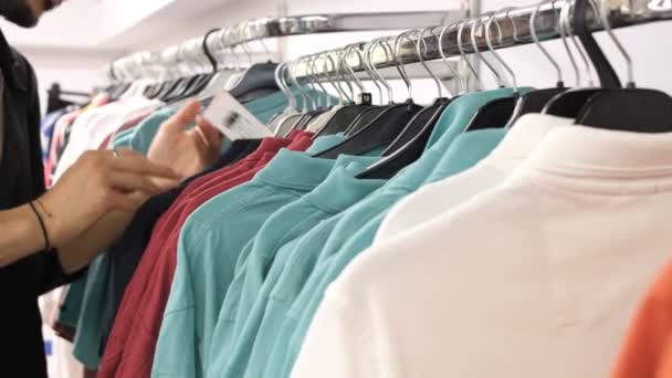 Choosing Shirts Aisle Image Reviewing Aisle Products Looking Buy Colorful — Vídeos de Stock