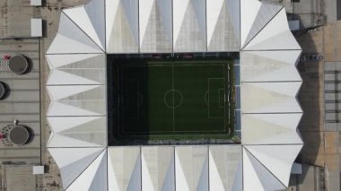 Güneşli bir günde futbol oynamak için gökyüzü ve stadyum manzarası, stadyum insansız hava aracının yeşil sahası, Trabzon Türkiye