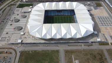 Trabzonspor futbol sahasının havadan ve üst görüntüsü, yeşil futbol sahası ve Trabzonspor drone vuruşu tribünü, Trabzon Türkiye
