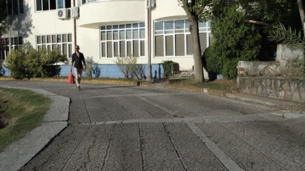 Young Man Walking Bag Walk Bag Shopping Strolling Red Green — Video