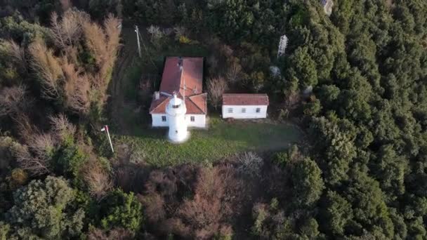 Drone View Lighthouse Trees White Lighthouse Building Built Edge Cliff — Stock videók