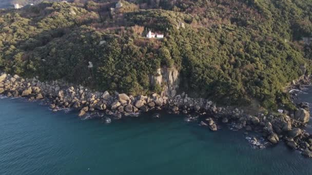 Drone View Lighthouse Trees White Lighthouse Building Built Edge Cliff — Stock videók