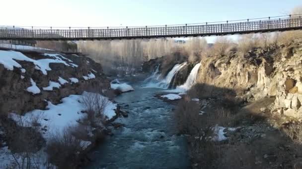 Drone View Stream Bed Valley Bridge Water Flowing Stones Stream — Stockvideo