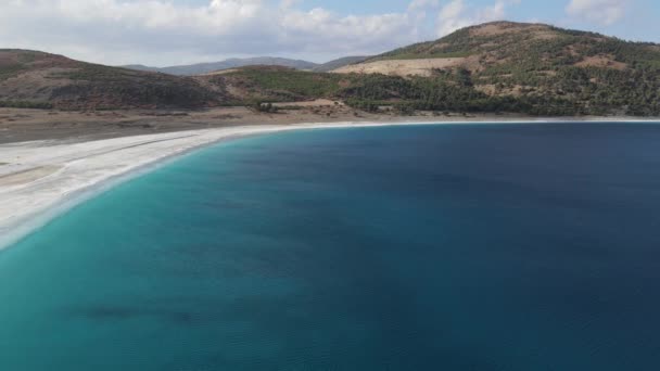 Κηφήνας Θέα Της Ηφαιστειακής Λίμνης Salda Λίμνη Περιβάλλεται Από Βουνά — Αρχείο Βίντεο