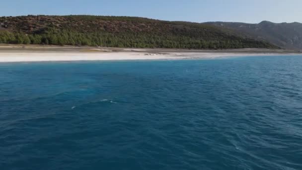 Drone Footage Crater Lake Raft Surrounded Mountains Volcanic Lake Famous — Vídeo de Stock