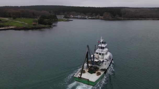 Aerial Drone View White Ship Fishing Lake Fishermen Waters Season — ストック動画