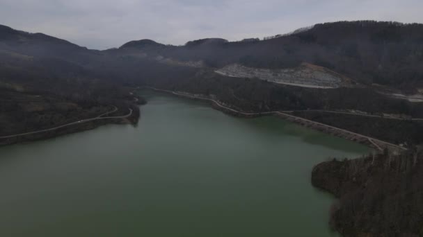 Images Dam Lake Waters Accumulated Valley Forest Drone View Hydroelectric — Vídeos de Stock
