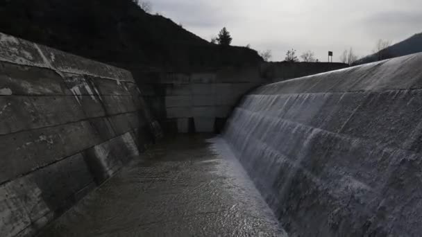 Вид Беспилотника Бетонные Водные Каналы Гэс Вид Большое Водное Озеро — стоковое видео