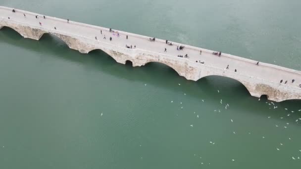 Изображения Беспилотника Движения Транспортного Средства Проходящего Мосту Через Реку Пересекающего — стоковое видео