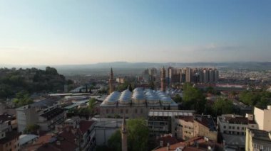 Tarihsel bursa camisi, bursa büyük camii kampüs drone manzarası, şehirdeki tarihi cami kampüsü, cami ve sehpanın kalıntıları.
