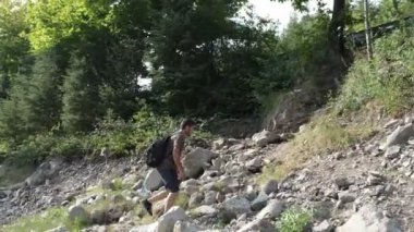 Yürüyüşçü Tırmanış Taşları, doğa kaşifi taşlara tırmanıyor, hafta sonları ormanda vakit geçiriyor, ormanda aktiviteler yapıyor.