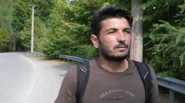 İnsan Doğa Yürüyüşü, genç adam rahatlama doğada yürüyüş, doğanın güzelliğini keşfetme, temiz havada gezinme