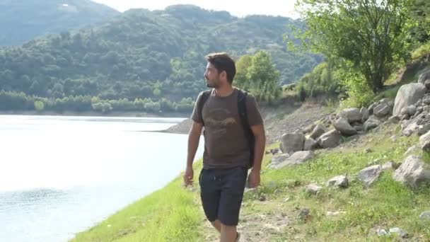 Backpaker Esplorare Natura Viaggiatore Sul Paesaggio Forestale Lago Passeggiate Sul — Video Stock