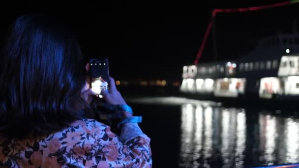 Vrouwen Neem Foto Lichten Van Grote Veerboot Het Meer Het — Stockvideo