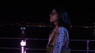 Geceleyin kadınlar, gece parkta yürüyen kadınlar, gece ışıklar altında spor yürüyüşü için dinlenme aktiviteleri.