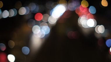 Bulanık Renkli Işık, odaklanmamış ışıkların tematik görüntüsü, otoyoldaki gece trafiği, gece arabaların farlarının görüntüsü.