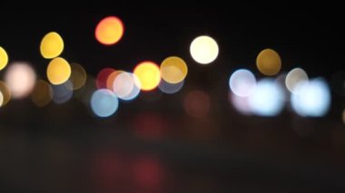 Odaklanmamış Aydınlık Karanlıkta, odaklanmamış ışıkların gece görüşü, bulanık renkli gölgeler, gece karanlığında canlı şehir görüşü, renkli ışıklar