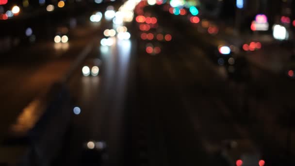 模糊的汽车高地 没有聚焦的灯光的夜景 模糊的彩色亮点 黑暗中的城市现场景观 夜晚的彩灯 — 图库视频影像