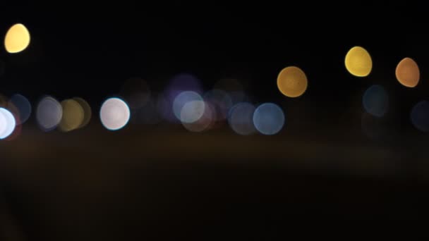 朦胧的灯光 漫漫无目的的灯光的夜景 模糊的五彩斑斓的亮点 城市的夜景 夜色的五彩斑斓的灯光 — 图库视频影像